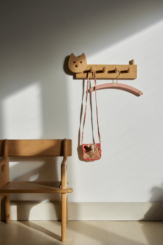 Coat rack for children in solid oak shaped like a cat