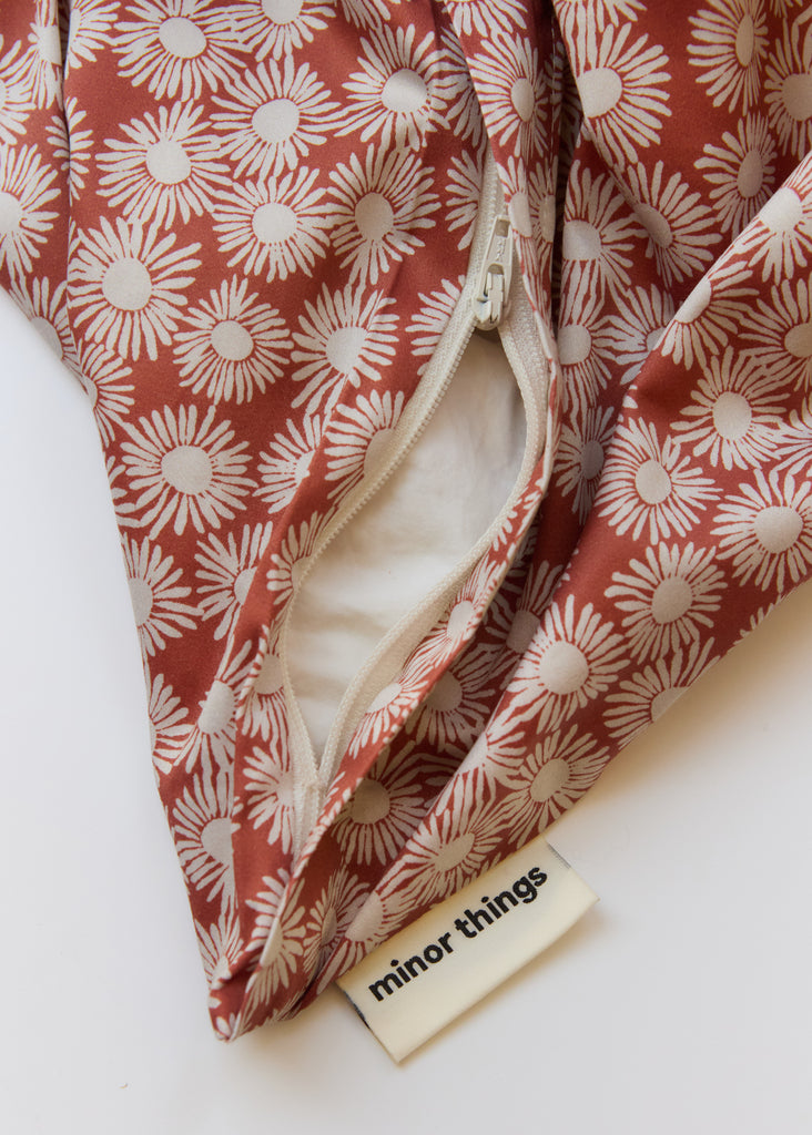 Children's bedding with red daisy print, zipper details