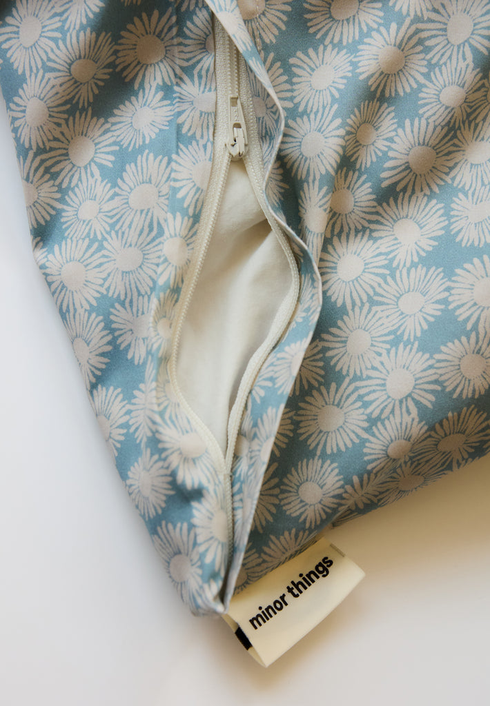 Children's bedding with blue daisy print, zipper details