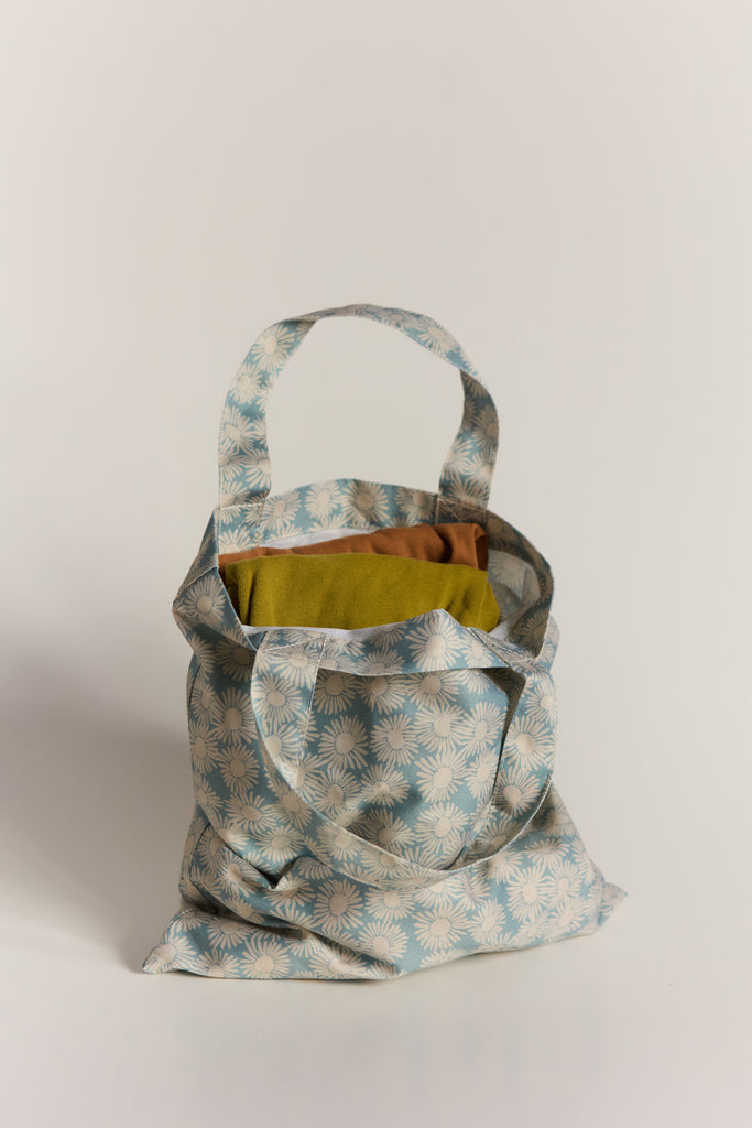 Totebag with blue daisy print